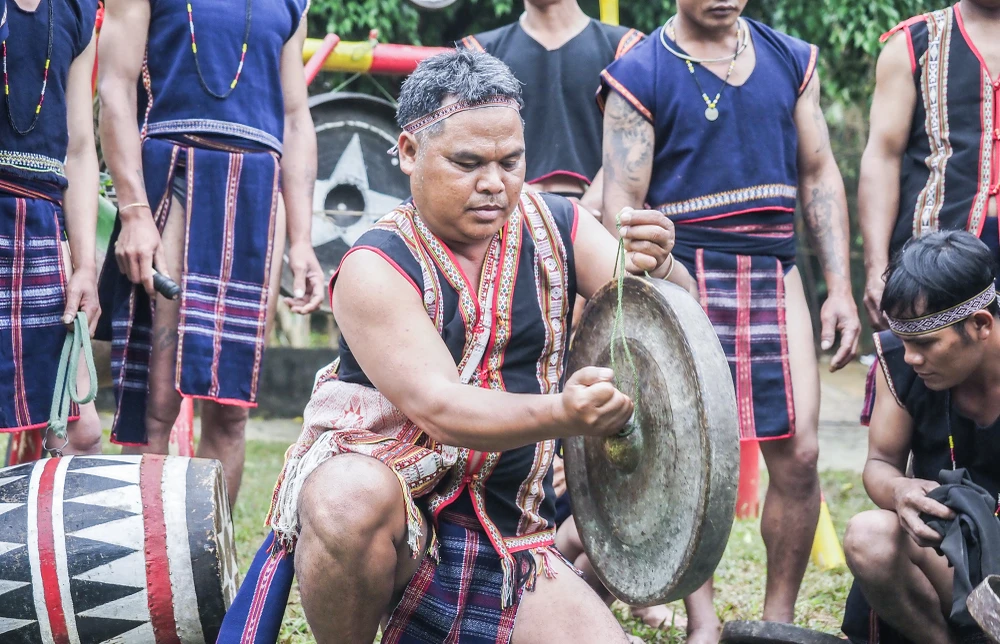 Sáng 26-3, tại Không gian làng Văn hóa các Dân tộc Việt Nam, ở Đồng Mô, Sơn Tây, TP Hà Nội, đồng bào người Ba Na, tỉnh Gia Lai đã tái hiện lễ Cầu an, đặc biệt trong lễ hội có nghi thức cúng cồng chiêng.