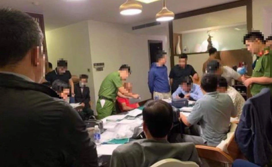 Thời điểm cơ quan chức năng bắt quả tang 22 người đang tổ chức đánh bạc, đánh bạc. Ảnh Cắt từ clip