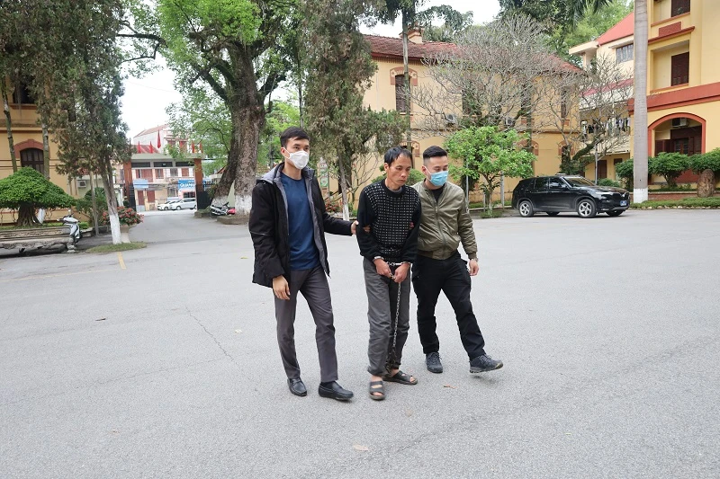 Bị can Hoàng Mạnh Hùng (giữa). Ảnh CACC Bị can Hoàng Mạnh Hùng (giữa)