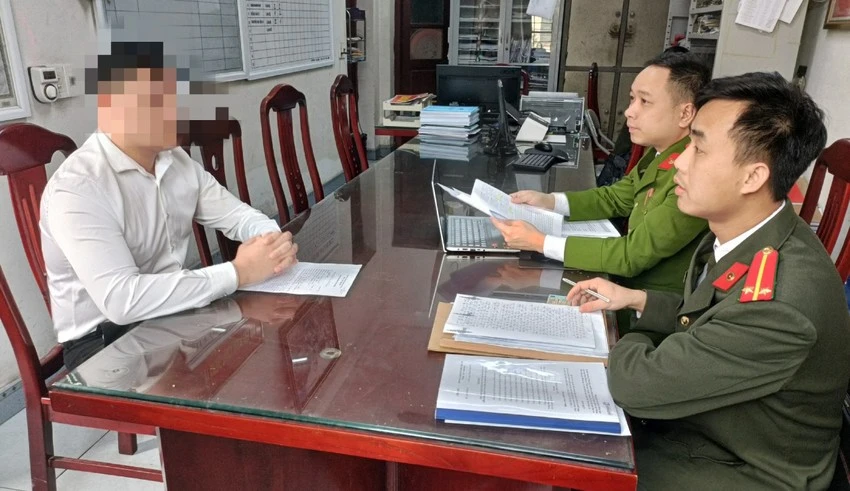 Công an làm việc với trường hợp chuyển hướng mọi cuộc gọi lạ đến số điện thoại đường dây nóng của Bộ Công an. Ảnh: CACC