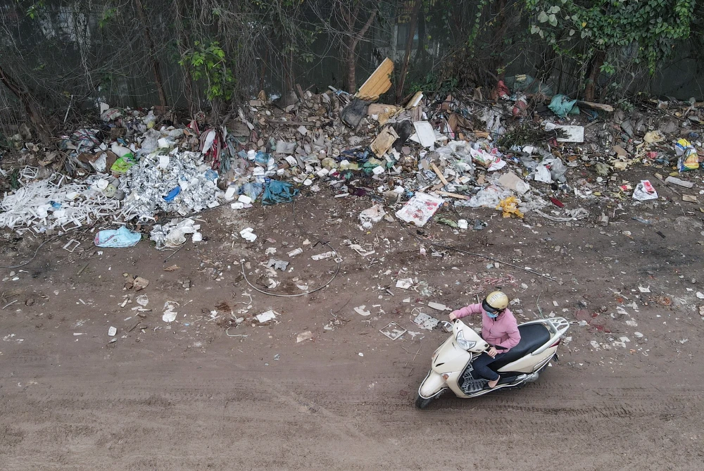 Đoạn đường ngắn còn trở nên “đau khổ” hơn khi lề đường trở thành nơi tập kết, đổ rác trái phép.
