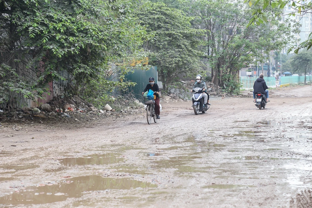 Và từ đó đến nay, việc đi lại qua đoạn đường này trở nên vất vả không chỉ với người đi xe máy, xe đạp mà kể cả ô tô.