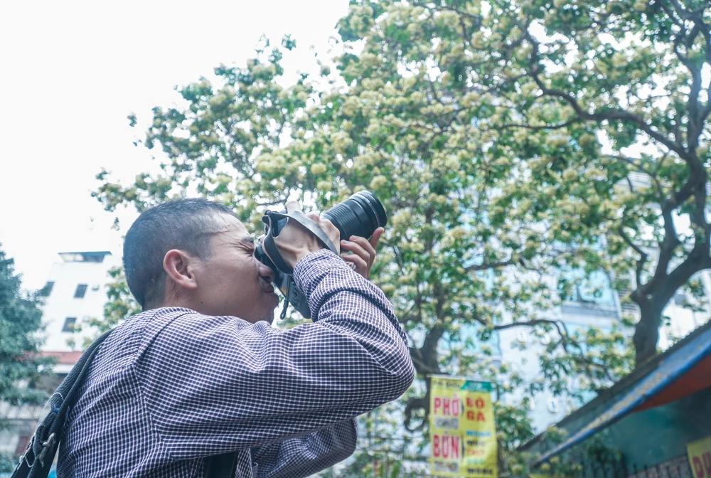 Vào dịp cây bún nở hoa luôn thu hút các tay "săn ảnh".