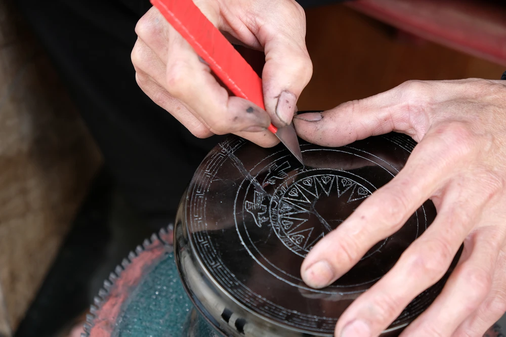 Công đoạn khó khăn nhất vẫn là điêu khắc trên mặt than đá. Nếu như vẽ bằng bút thì có thể tẩy sửa được, còn sử dụng dao khắc này thì đặt xuống là không thể tẩy xóa được nữa.