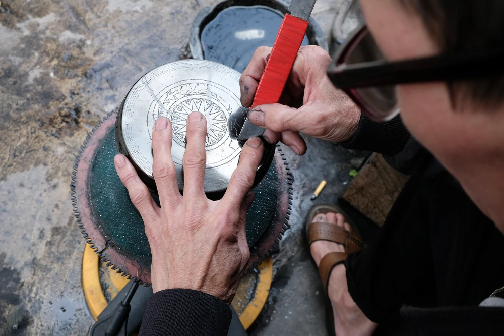 Vì vậy cần độ tập trung rất cao, tránh trường hợp vừa làm vừa nói chuyện mà chệch mũi dao, coi như hỏng luôn cả một tác phẩm