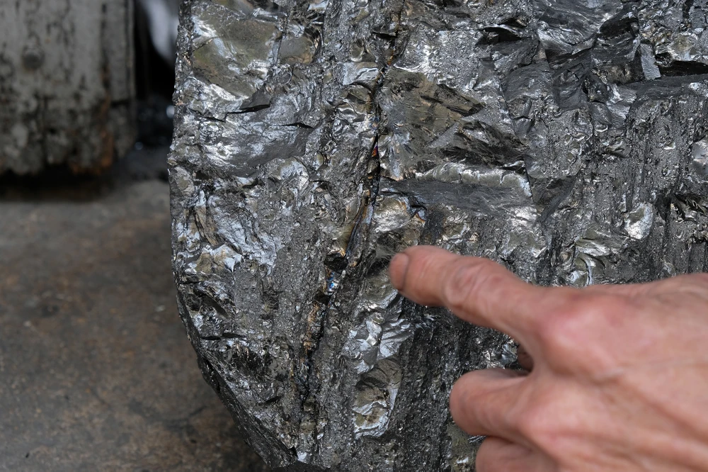 Để có được những sản phẩm ưng ý, khâu lựa hình khối của than đá hết sức kỹ càng.