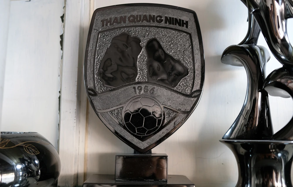 Với niềm đam mê, sáng tạo và tình yêu với nghệ thuật điêu khắc, ông Lê Quang Ninh đã chế tác ra các sản phẩm độc đáo, đẹp mắt từ những khối than đá vô tri.