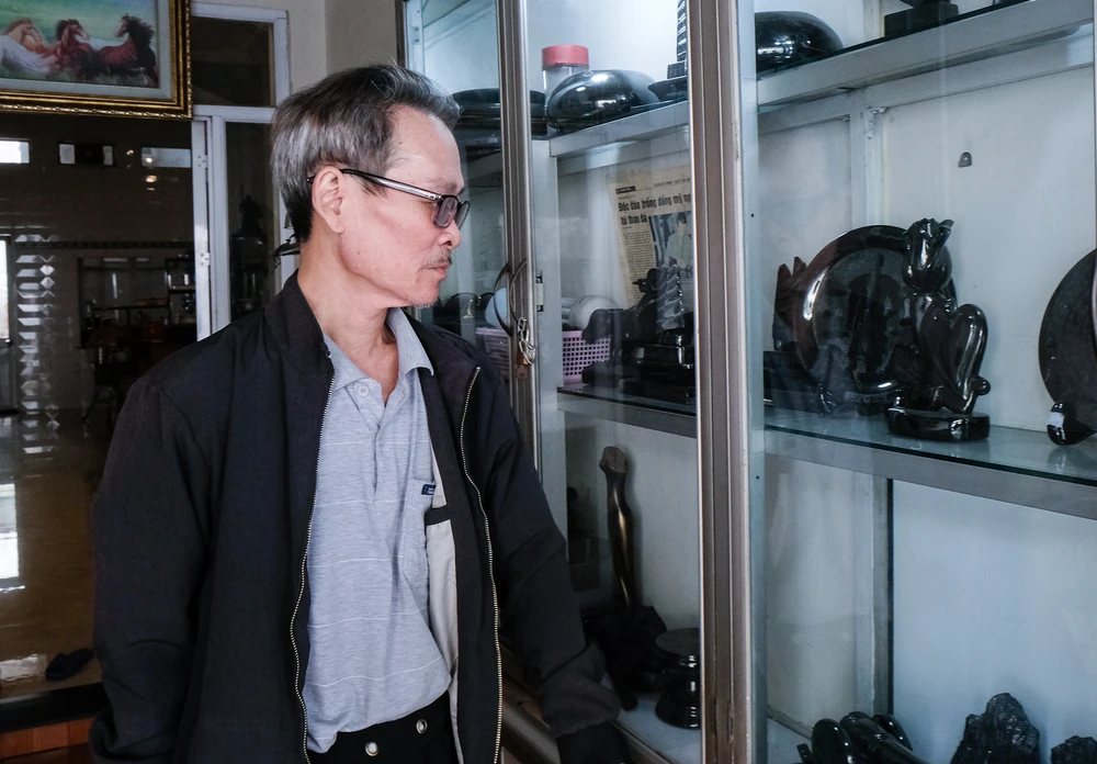 Từ những khối than đá thô kệch, qua từng nét khắc, cựu binh già Lê Quang Ninh (ở Quảng Ninh) đã gọt giũa những khối than đá thành tác phẩm nghệ thuật độc đáo có hồn, đầy sức sống.