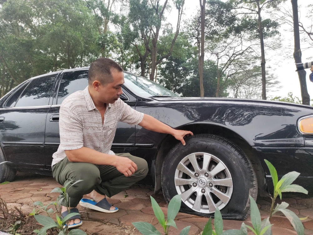 Có phương tiện ô tô bị đâm thủng cả hai lốp. Ảnh: CTV