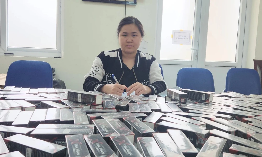 Bùi Thị Vân và tang vật vụ án. Ảnh CA Bùi Thị Vân và tang vật vụ án. Ảnh CA