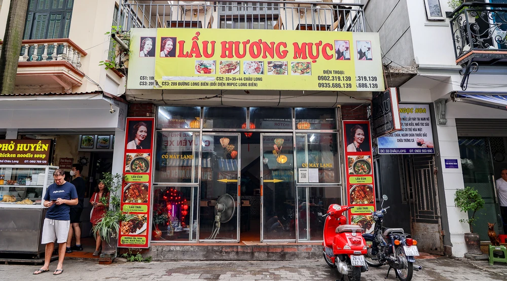 Thương hiệu Lẩu ếch Hương Mực có 3 cơ sở tại Hà Nội, trong đó cơ sở số 33 phố Châu Long vừa bị lực lượng chức năng tạm đình chỉ hoạt động do vi phạm VSATTP. Ảnh CTV Thương hiệu Lẩu ếch Hương Mực có 3 cơ sở tại Hà Nội, trong đó cơ sở số 33 phố Châu Long vừa bị lực lượng chức năng tạm đình chỉ hoạt động do vi phạm VSATTP. Ảnh CTV