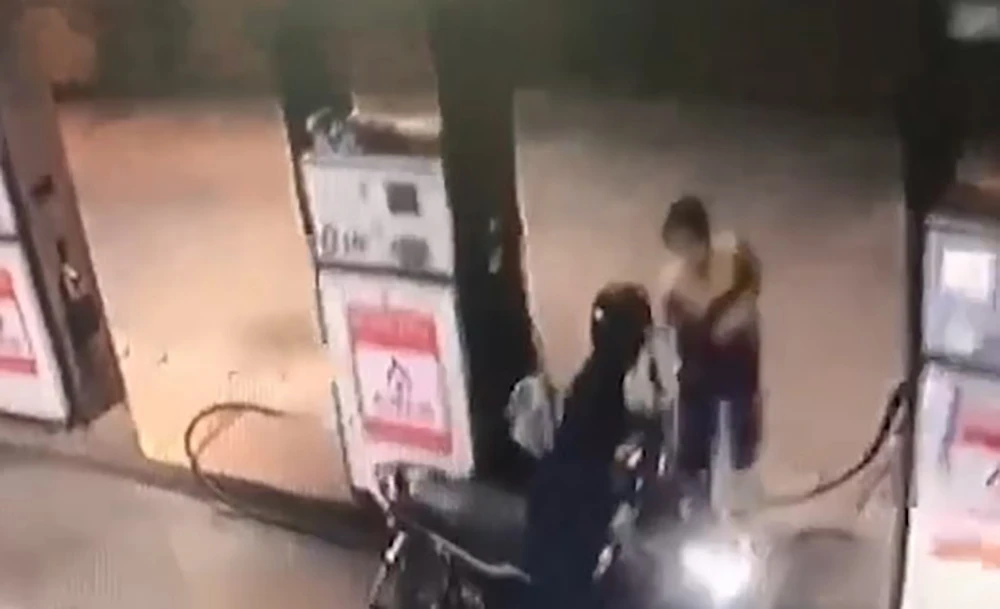 Thời điểm xảy ra sự việc. Ảnh cắt từ clip Thời điểm xảy ra sự việc