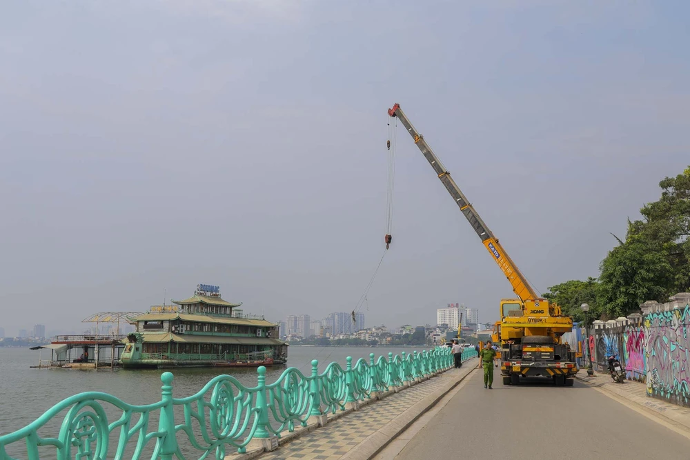 Ngày 27-4, lực lượng chức năng quận Tây Hồ, TP Hà Nội tiếp tục thực hiện cưỡng chế tháo dỡ, di dời du thuyền tại khu vực tiếp giáp đầm Bẩy, phường Nhật Tân ra khỏi hồ Tây.