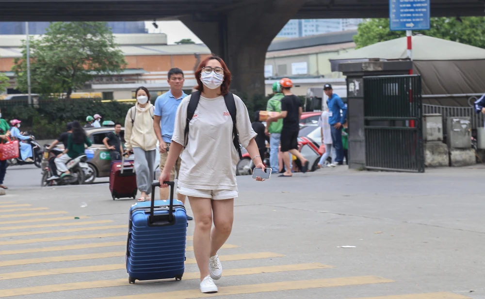 Dịp nghỉ lễ 30-4 và 1-5 năm nay trùng với ngày lễ Giỗ Tổ Hùng Vương 10-3 Âm lịch, nên người lao động trên cả nước được năm ngày liền, bắt đầu từ ngày mai, thứ bảy, 29-4.