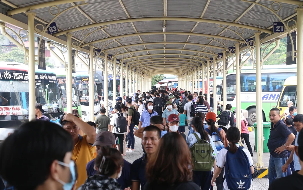 Tại bến xe Mỹ Đình lúc này, hành lang ra xe khách đông đúc người về quê nghỉ lễ.