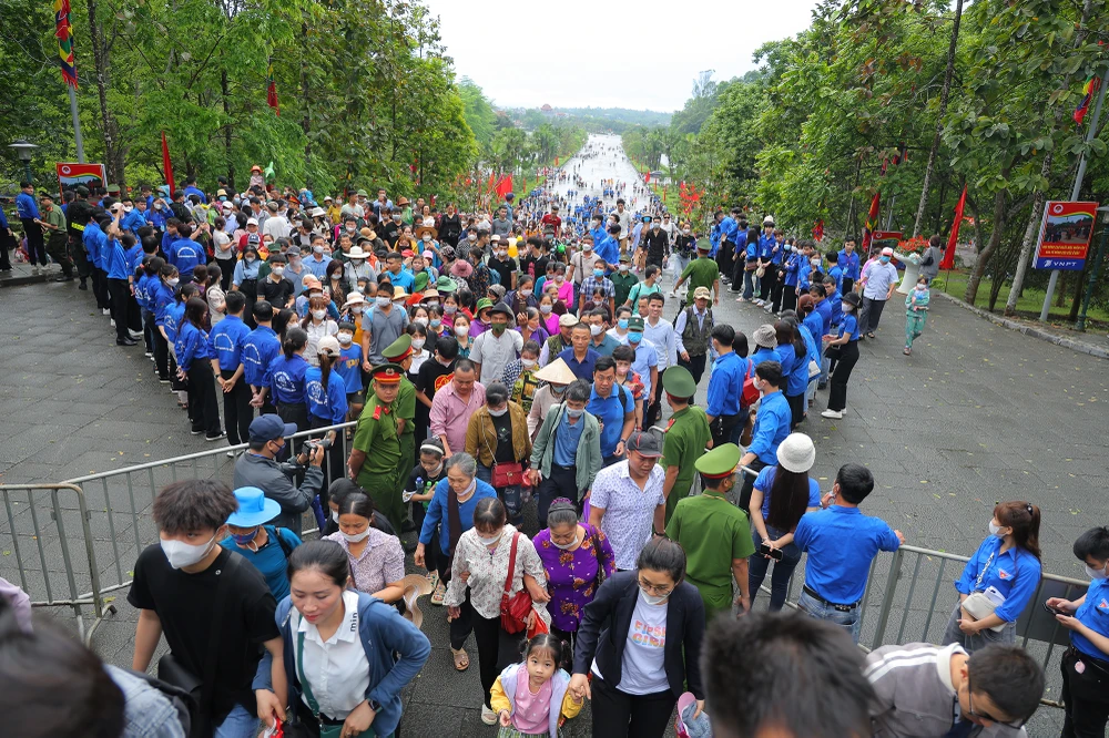 Sáng nay, sau khi các lãnh đạo cấp cao của Đảng và Nhà nước đã làm lễ, dâng hương, bái Tổ Hùng Vương, người dân ở phía dưới để sẵn sàng lên dâng hương tưởng nhớ các vua Hùng. Ảnh: PH