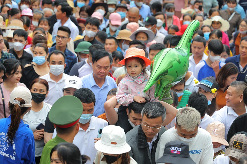 Năm nay, Giỗ Tổ rơi vào cuối tuần, lại trùng lịch nghỉ lễ 30-4 và 1-5 nên nhiều người dân, du khách từ khắp nơi đổ về đây lễ bái từ sớm.