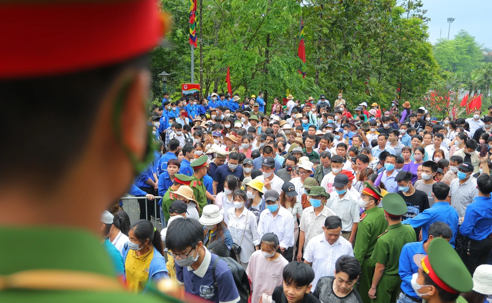 Nhiều du khách từ Hải Phòng, cho biết đến Phú Thọ từ 28-4 để thuê phòng nghỉ đợi tham dự lễ dâng hương sáng 29-4.