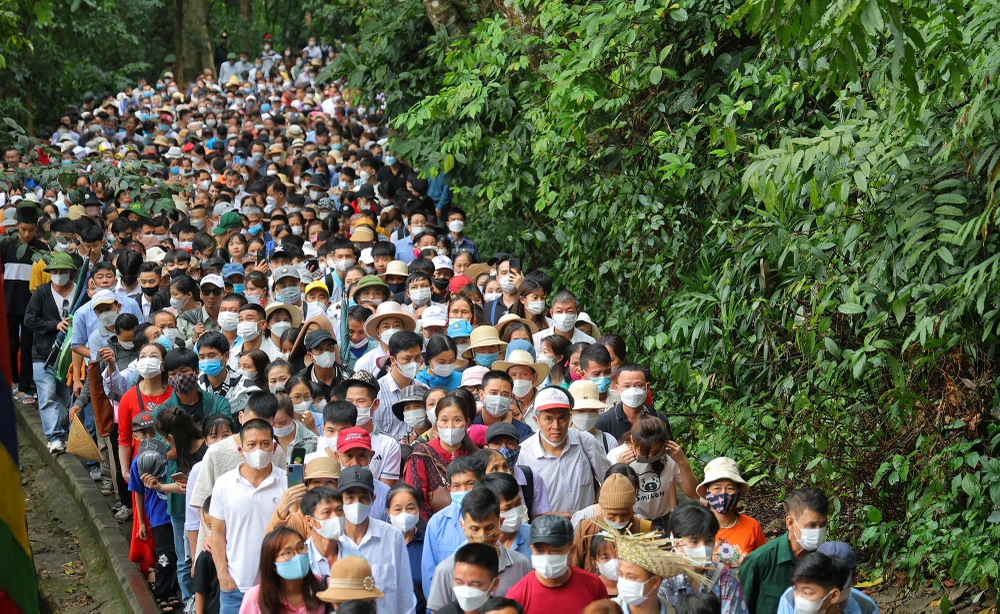 Đoạn đường núi lên khu di tích đền Hùng rộng hơn 2m, địa hình tương đối dốc và dòng người chậm bước lên Đền Hùng Vương.