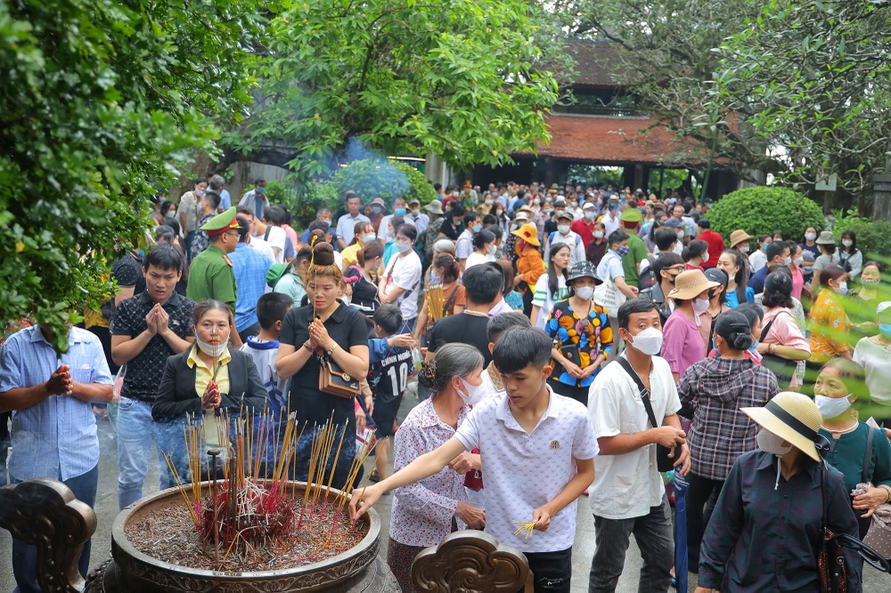 Sau cơn mưa sáng sớm, thời tiết mát mẻ khiến hành trình leo lên núi Nghĩa Lĩnh dễ chịu hơn. Đa số người dân và du khách tuân thủ khuyến cáo đeo khẩu trang, chủ động phòng chống COVID-19.