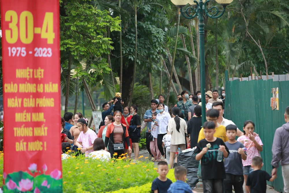 Thay vì đi du lịch xa, nhiều gia đình tại Hà Nội và cả các tỉnh lân cận đã chọn những công viên quanh Hà Nội để nghỉ ngơi vui chơi.