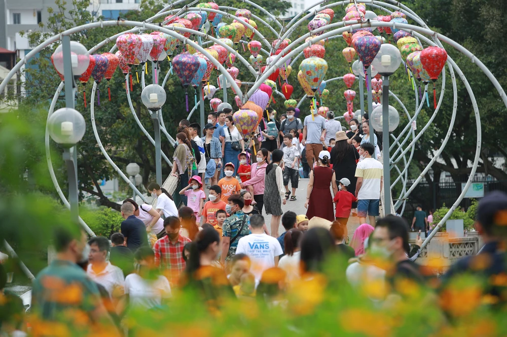 Trong tiết trời khá mát mẻ, lượng người đổ về mỗi lúc một đông khiến việc di chuyển trong công viên cũng trở nên khó khăn.