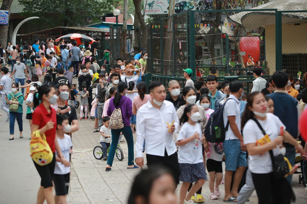 Ghi nhận tại Công viên Thủ Lệ, TP Hà Nội trong những ngày nghỉ lễ 30-4 và 1-5, hàng nghìn người dân đã đổ về đây để cùng gia đình đi tham quan.