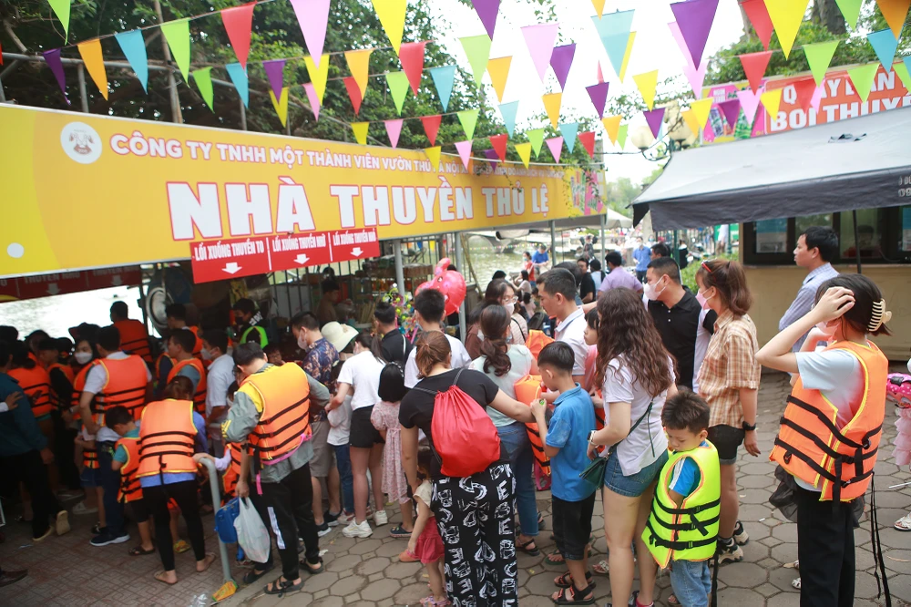 Tại khu đi thuyền đạp vịt đông kín khách xếp hàng chờ tới lượt. Do lượng người đổ về rất đông nên tại khu vực này, người dân phải mặc áo phao và xếp hàng dài chờ đến lượt.