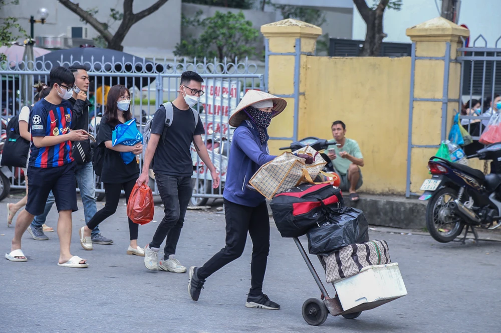 Có người phải thuê thêm dịch vụ vận chuyển hàng hóa.