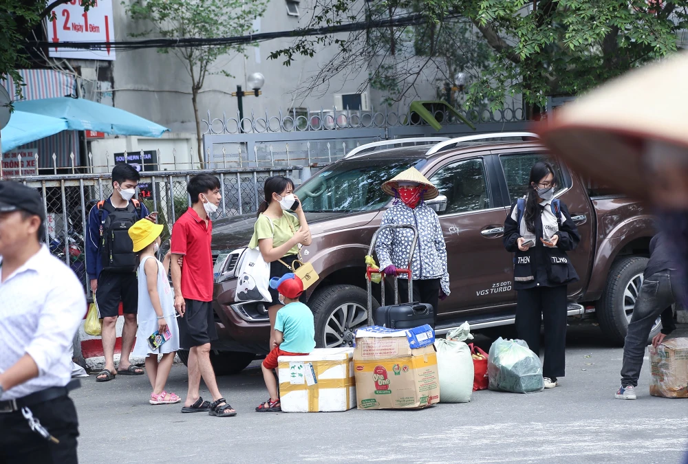 Tại bến xe Giáp Bát, do đồ đạc nhiều nên một số người dân đã phải chờ ô tô riêng của gia đình tới đón.