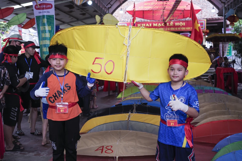 So với diều tham gia hội thi truyền thống, diều thiếu nhi nhỏ hơn, không bắt buộc gắn sáo nhưng đều có kích thước hơn 1m và được thiết kế theo hình thoi.