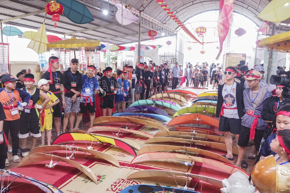 Đây là hoạt động nằm trong khuôn khổ hội thi thả diều truyền thống làng Bá Dương Nội năm 2023. Tham dự hội thi có hơn 50 chiếc diều của các em thiếu nhi trong xã.