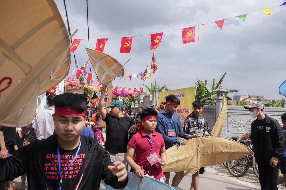 Từ 12 giờ trưa, các chủ diều “nhí” bắt đầu mang diều tới trước miếu Châu Trần để làm các thủ tục đăng ký. Sau khi Ban tổ chức kiểm tra, đánh số diều, hội thi khai mạc bằng lễ cầu phong. Khoảng 14h30, sau khi làm lễ xong, các chủ diều mang diều ra cánh đồng của làng để thả.