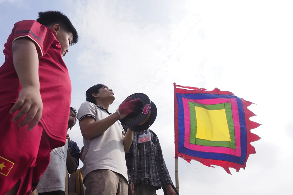 Được biết, diều của làng Bá Dương Nội từng tham gia nhiều lễ hội thả diều lớn như: Lễ hội thả diều 1000 năm Thăng Long Hà Nội; Lễ hội diều Festival Huế, Festival diều quốc tế Vũng Tàu; Festival diều quốc tế tại các nước Thái Lan, Trung Quốc, Malaysia, Pháp... Hiện địa phương đang hoàn thiện hồ sơ trình các cấp công nhận Lễ hội thi thả diều truyền thống của làng Bá Dương Nội là di sản văn hóa phi vật thể cấp quốc gia.