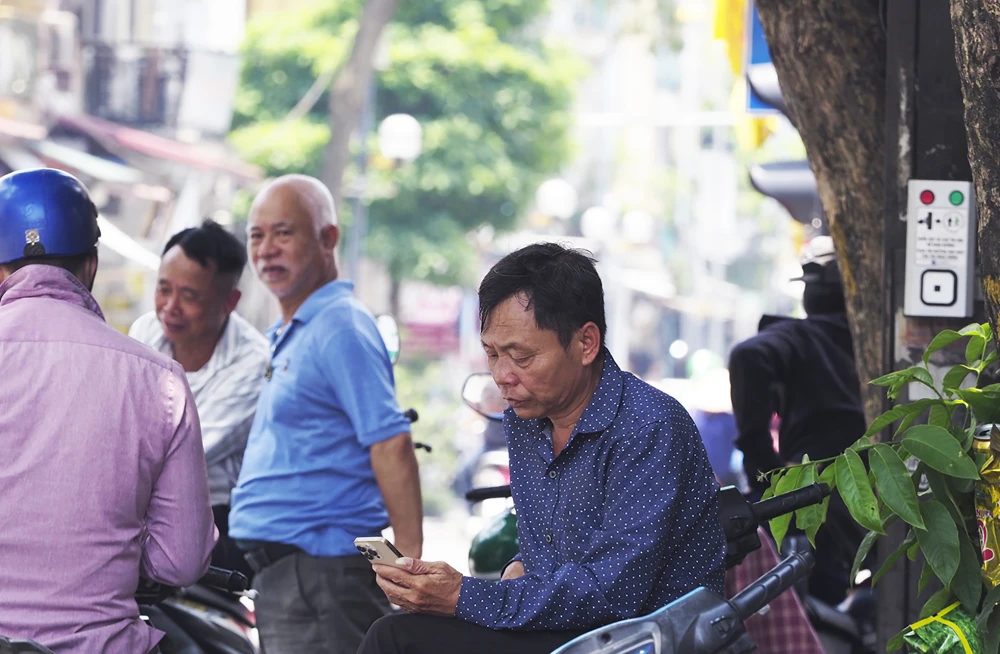 Do thời tiết nắng nóng, những tán cây to được người lao động phổ thông ưu tiên hàng đầu để làm nơi nghỉ trưa.