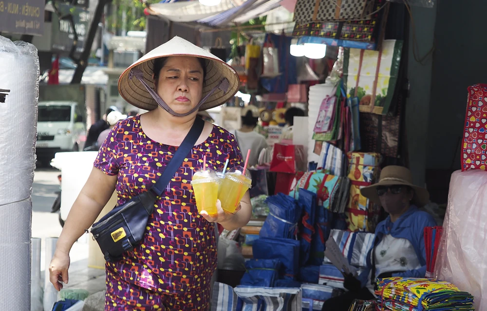 Những cốc nước giải khát khá đắt hàng trong thời tiết khắc nghiệt này.