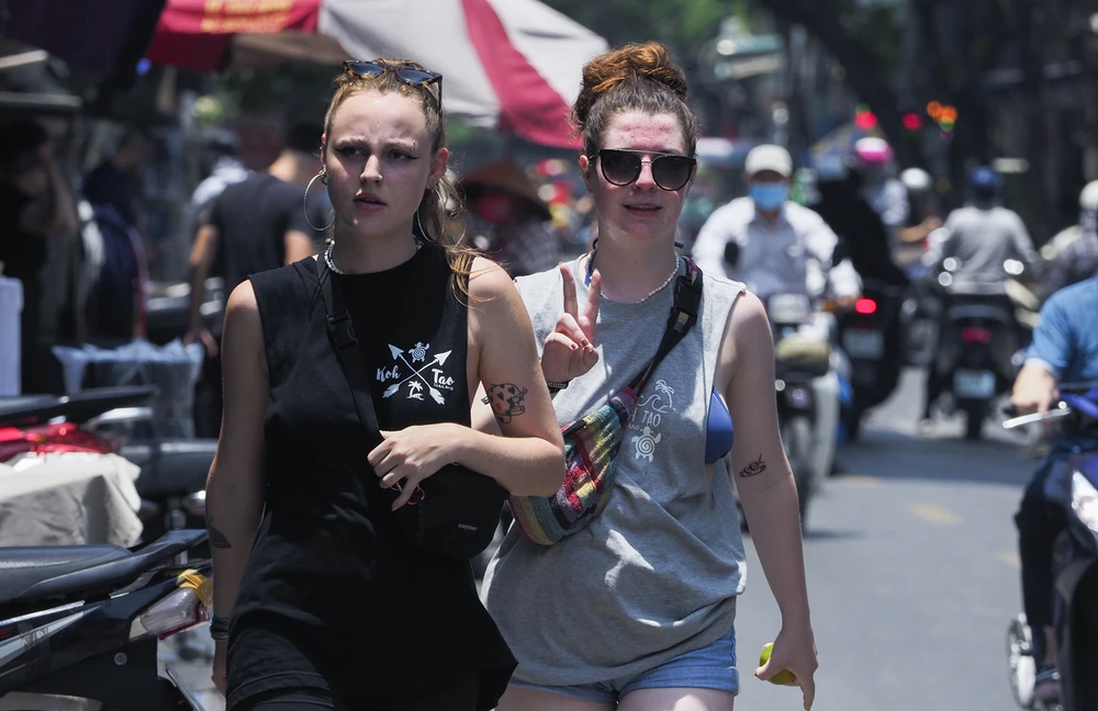 Theo dự báo thời tiết, khu vực Hà Nội ngày 5-5 trời có mây, đêm không mưa, ngày nắng nóng, có nơi nắng nóng gay gắt. Gió đông nam đến nam cấp 2-3. Nhiệt độ thấp nhất 26-28 độ. Nhiệt độ cao nhất 35-37 độ. Một số khách du lịch đội nắng để tham quan phố phường Hà Nội.