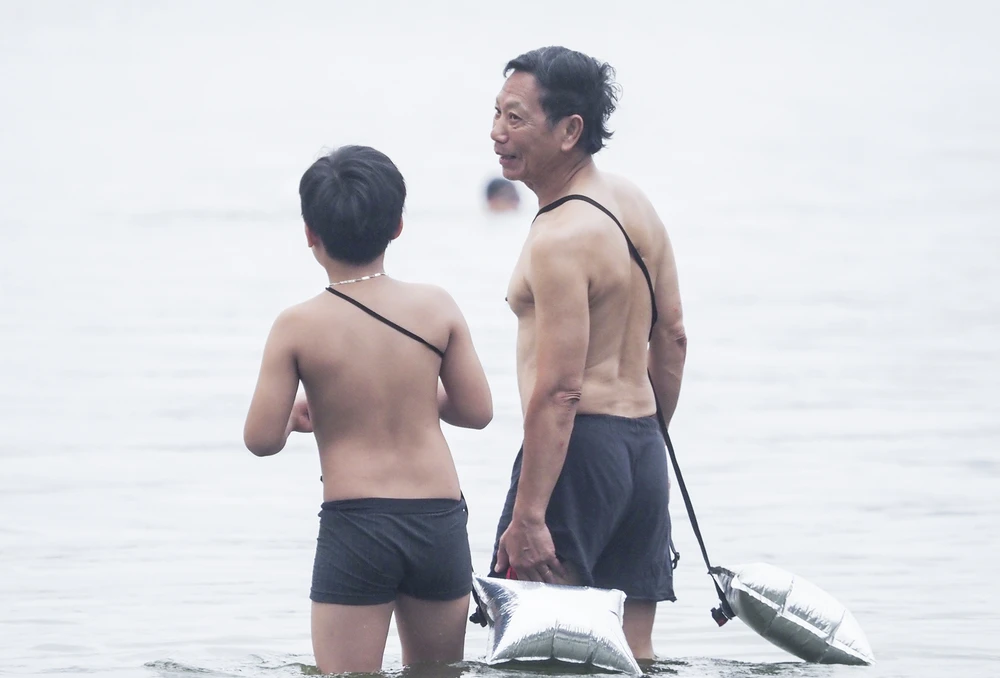 Các vật dụng hỗ trợ việc bơi lội để phòng tránh nguy cơ đuối nước luôn đi kèm bên người của những người dân.