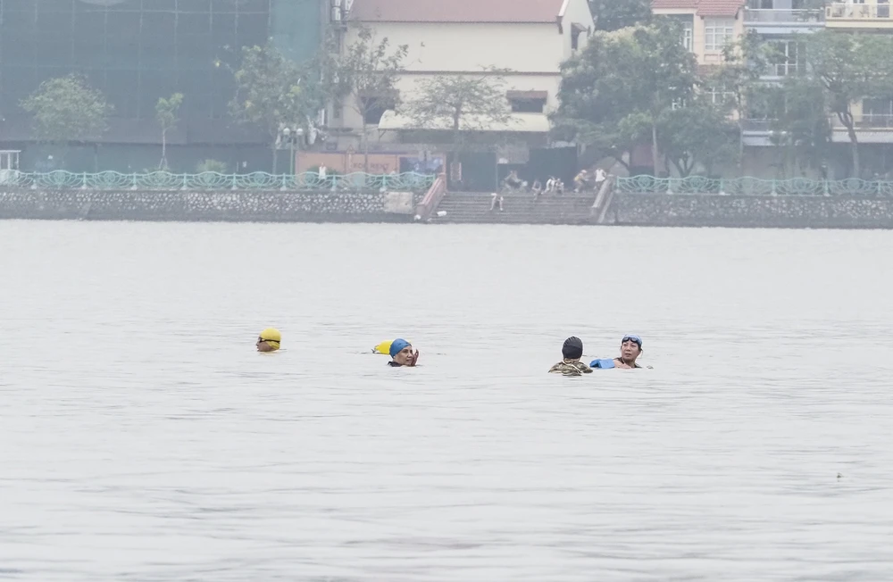 Không chỉ có đàn ông, nhiều phụ nữ lớn tuổi cũng thích thú khi xuống đây để tắm.