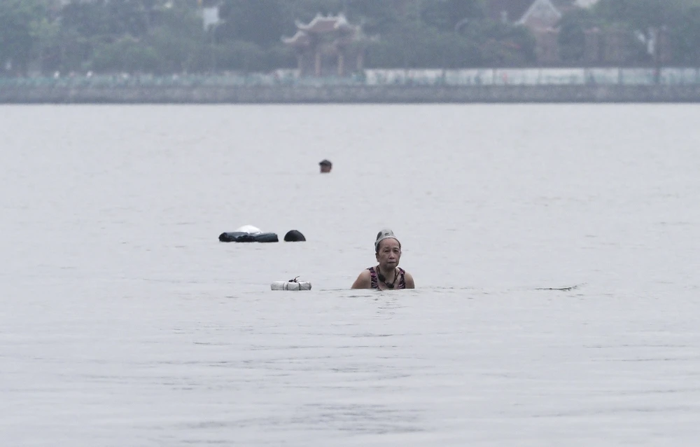 “Những ngày nắng nóng như thế này, tôi thường xuyên ra Hồ Tây để tắm. Nước ở đây là nước tự nhiên, không hóa chất tẩy rửa, lại được bơi miễn phí nên tôi thấy đây là địa điểm quá lý tưởng để giải nhiệt mùa hè“ - một người dân chia sẻ.