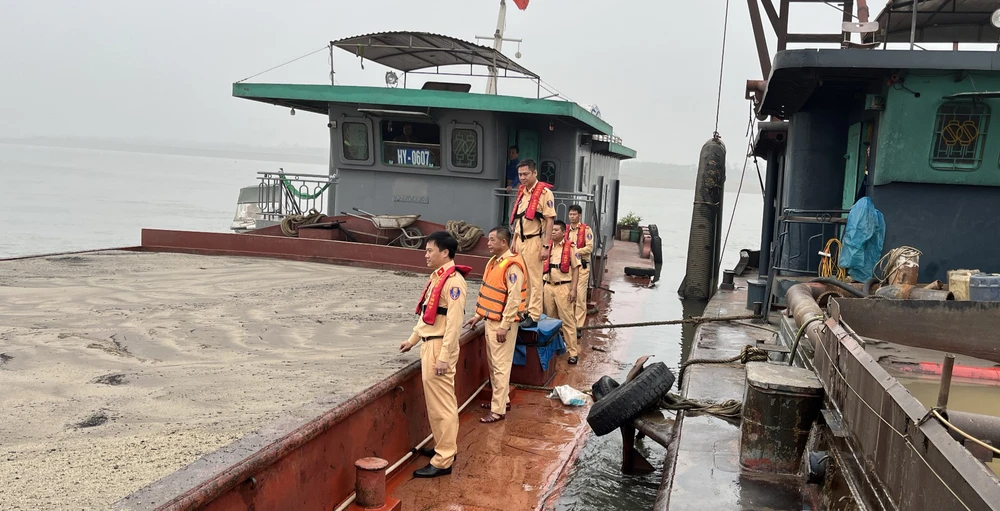 Cán bộ Thủy đoàn I kiểm tra phương tiện vi phạm vào sáng cùng ngày. Ảnh CA