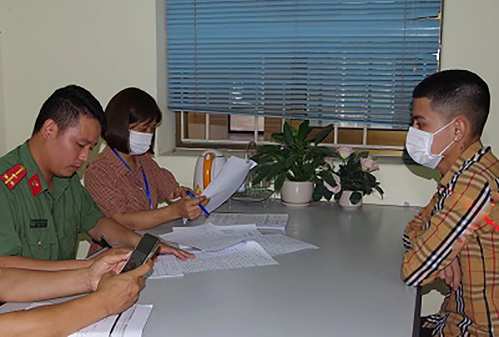 YouTuber "Kiên Chổi" tại cơ quan công an. Ảnh CA