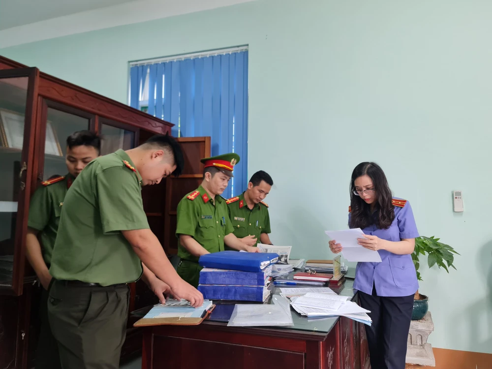 Kiểm sát viên tham gia khám xét nơi làm việc của bị can. Ảnh VKS