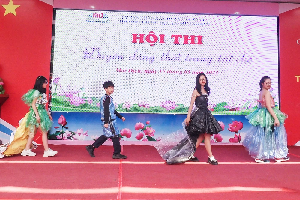 Ngày 15-5, để nâng cao và lan tỏa ý thức bảo vệ môi trường của học sinh, bộ môn Mĩ thuật kết hợp Thư viện của Trường THCS Mai Dịch, quận Cầu Giấy, TP Hà Nội đã tổ chức Hội thi “Duyên dáng thời trang tái chế”.