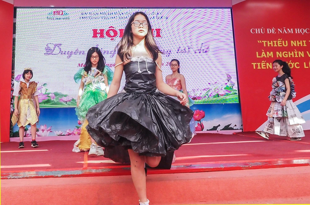 Bằng óc sáng tạo và đôi bàn tay khéo léo, học sinh trường THCS Mai Dịch đã sử dụng các chất liệu có thể tái chế được (túi nilon, áo mưa, bao tải, báo cũ, ống hút…) để cho ra đời những bộ trang phục đẹp mắt.