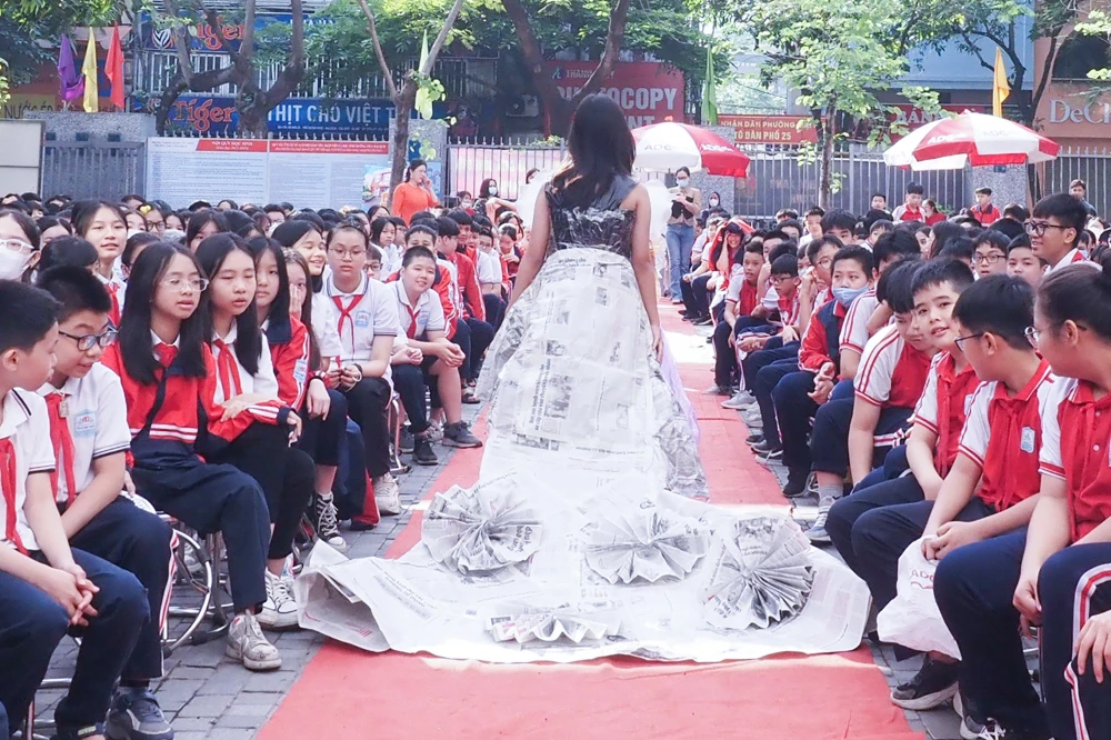 Hàng trăm học sinh của trường đã có những phút giây thư giãn, cùng hòa mình vào không khí vui nhộn của cuộc thi “Duyên dáng thời trang tái chế” .