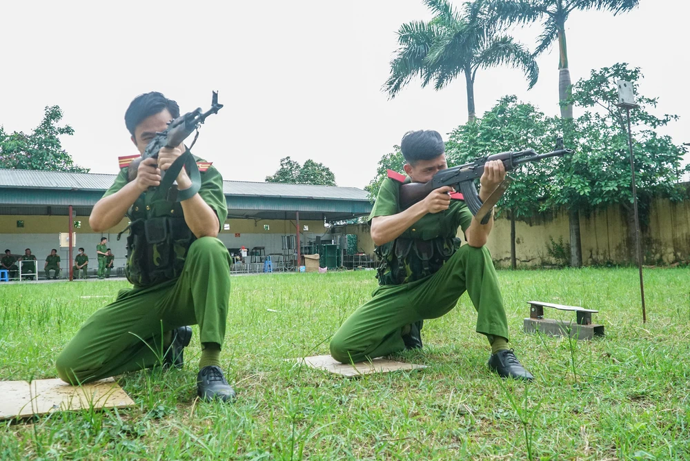 Ngoài võ thuật, bắn súng cũng là một kỹ năng chiến đấu không thể thiếu của lực lượng Công an nhân dân. Luyện tập môn này, ngày hè trời nắng chói chang, các học viên phải phơi mình hàng tiếng đồng hồ, để luyện tập, nắm vững kỹ thuật.