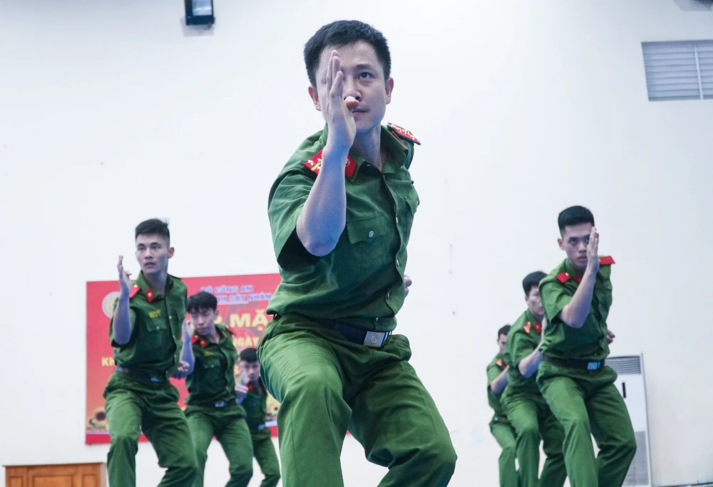 Để trở thành một chiến sĩ Cảnh sát nhân dân tinh nhuệ, các học viên của Học viện Cảnh sát Nhân dân (Hà Nội), luôn phải nỗ lực rèn luyện hết mình nhằm hoàn thành tốt mọi nhiệm vụ học tập cả trên giảng đường và trên thao trường.