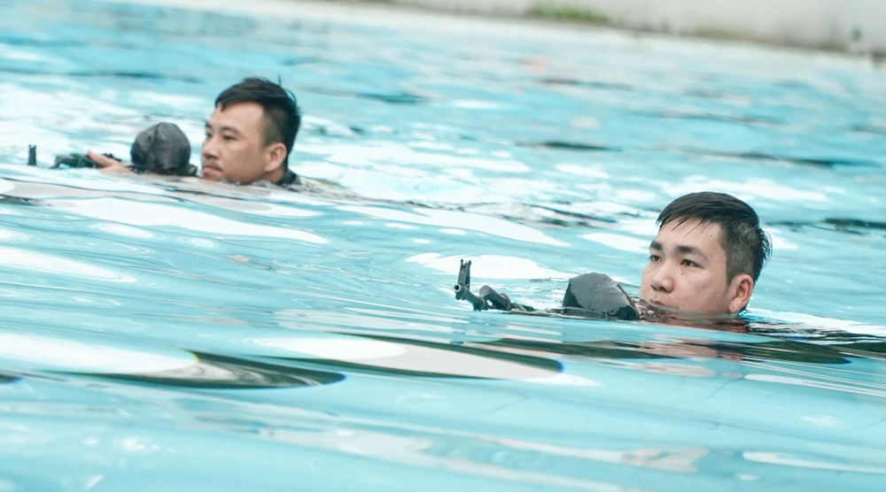 Các nội dung học được xây dựng phong phú tại bể bơi có cự li 50 m hoặc 100 m. Sau vài năm tập luyện, các học viên đã dày dạn kinh nghiệm.