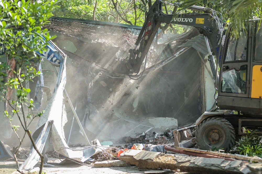 Công trình sai phạm được phá bỏ đầu tiên là nhà của sân bóng, gần cổng đường Thanh Nhàn.